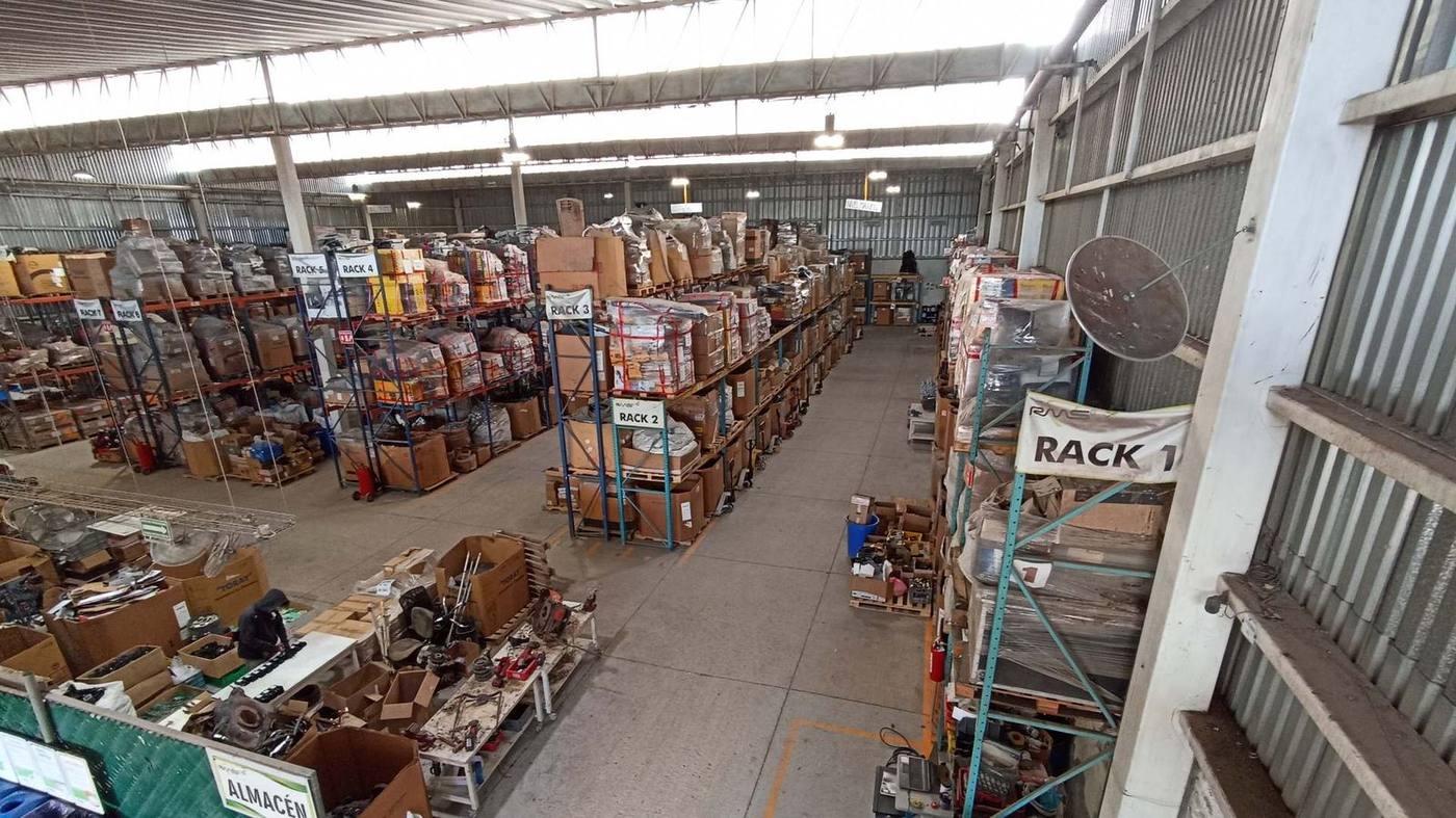 Almac�n de Recovery Metals Solutions en Guadalajara con racks numerados y materiales clasificados